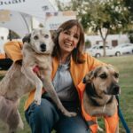 Susana Laciar junto a sus dos mascotas rescatadas.