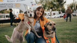 Susana Laciar junto a sus dos mascotas rescatadas.