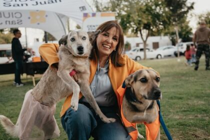 Susana Laciar junto a sus dos mascotas rescatadas.