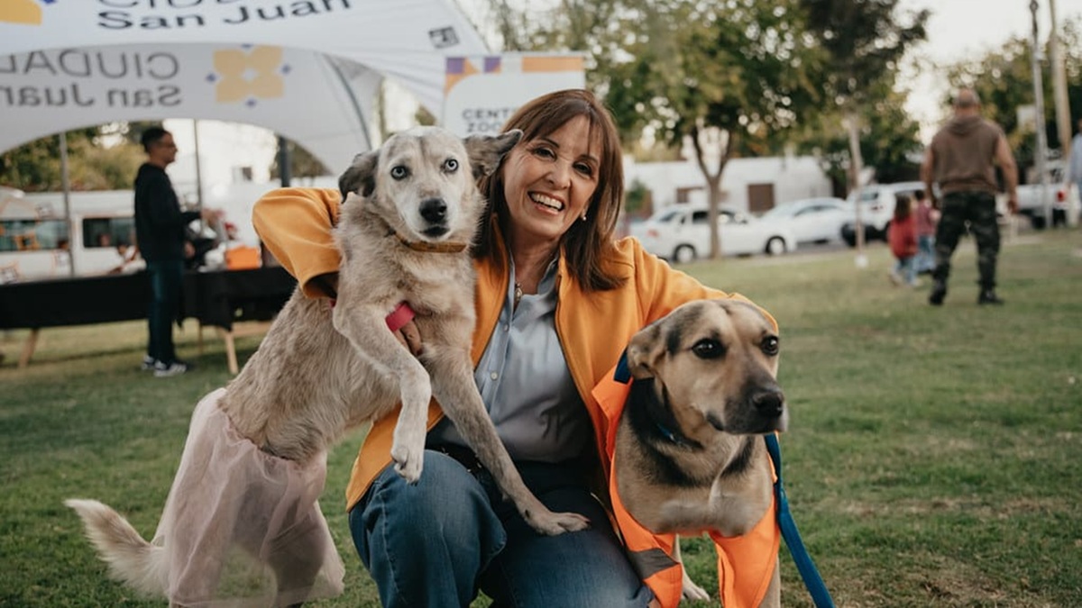 Susana Laciar junto a sus dos mascotas rescatadas.