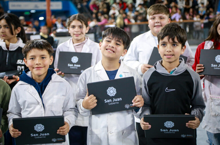 Entregaron netbooks a estudiantes de 5to grado de Rawson